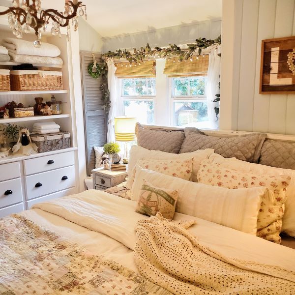 Christmas Cottage Bedroom Tour - Shiplap and Shells