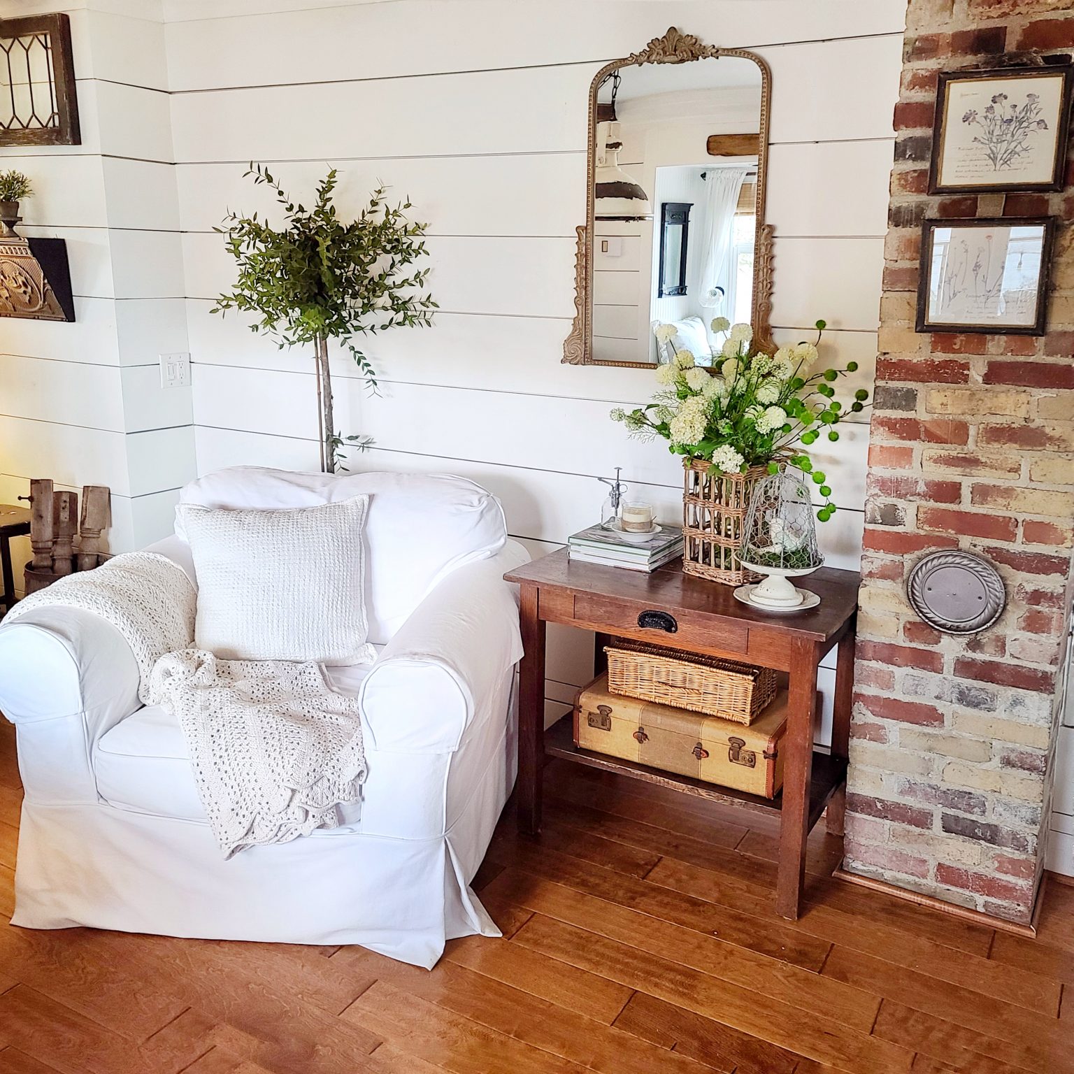 A Simple Spring Table Vignette - Shiplap and Shells