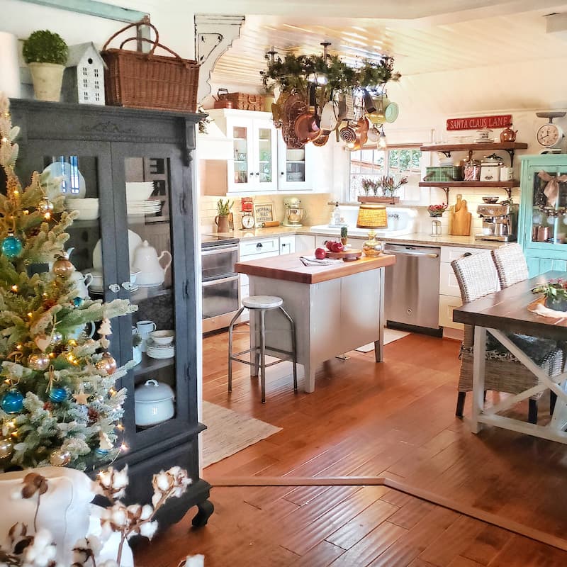 Winter holiday decorating: cottage kitchen