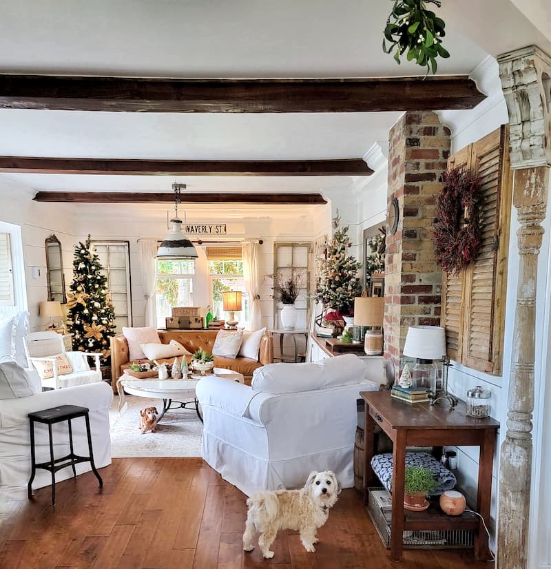Cottage Christmas decor ideas: living room decorated for the holidays