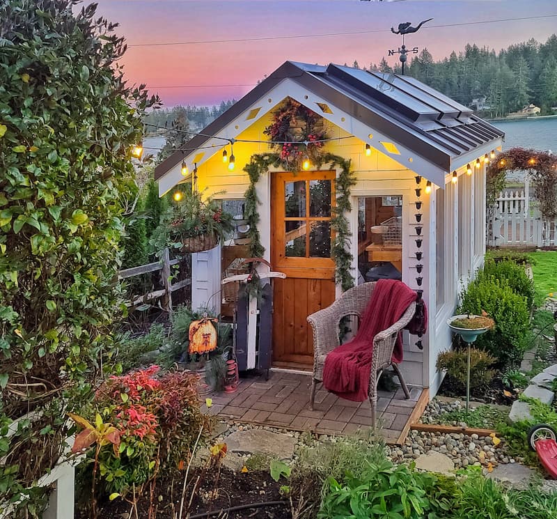 Christmas porch decorating ideas: sunset view