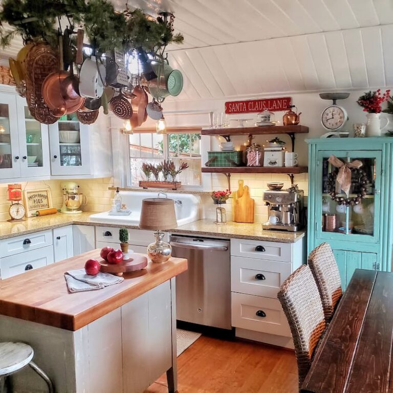 21 Quick and Simple Cottage Christmas Decor Ideas to Try - Shiplap and ...
