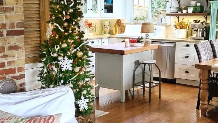 Quick and Easy Cozy Christmas Cottage Kitchen Decorating Ideas - Shiplap  and Shells