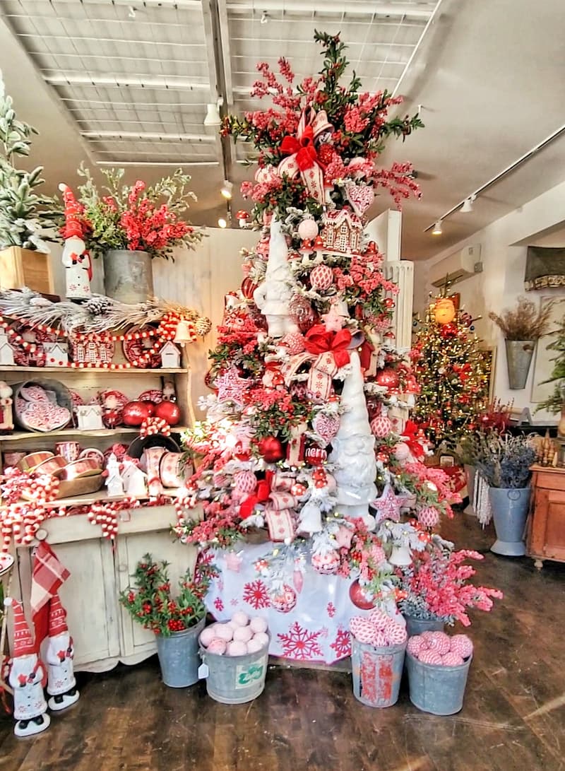 My 10 Favorite and Fabulous Themed Christmas Trees of the Season ...