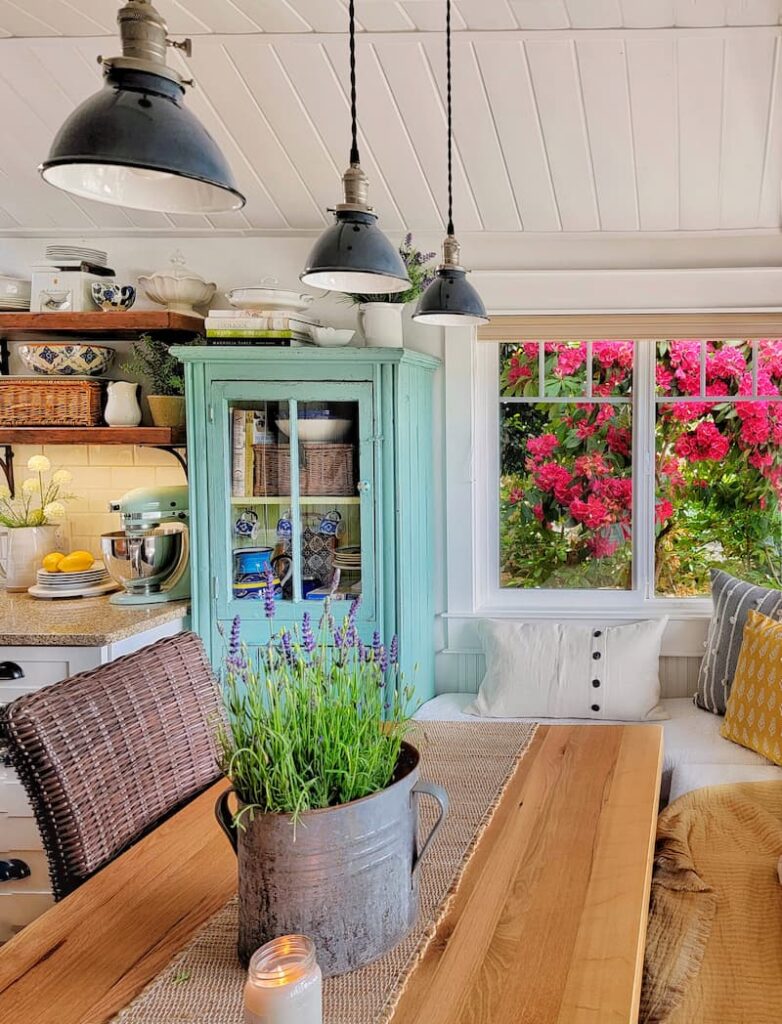 cottage style kitchen eating area