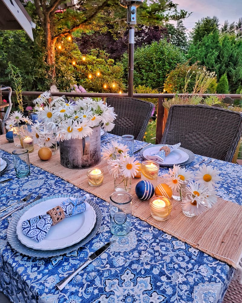 summer outdoor tablescape with daisies and croquet balls