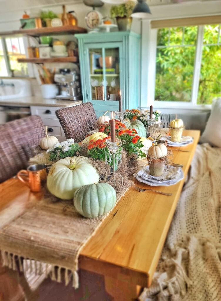 fall table ideas with pumpkins and mums