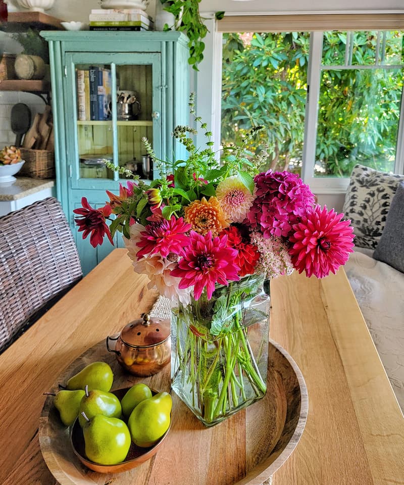 dahlias in vase for centerpiece