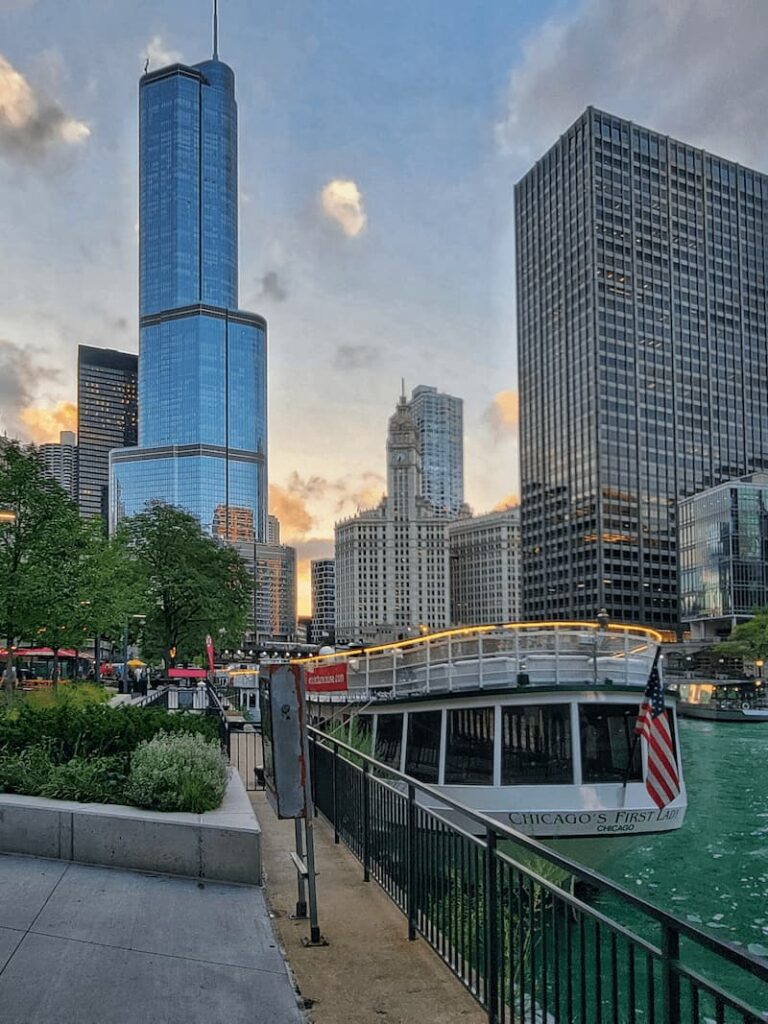 View of the Chicago River from the Riverwalk