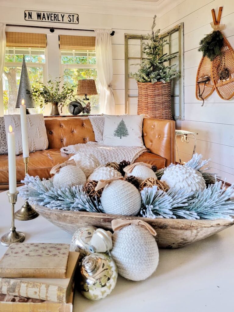 Cottage Christmas decor ideas: neutral  decor in living room