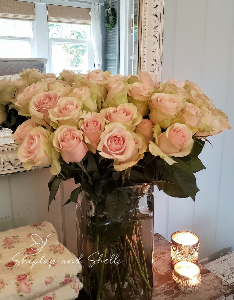 Valentine's Day decor ideas: pink roses and candles