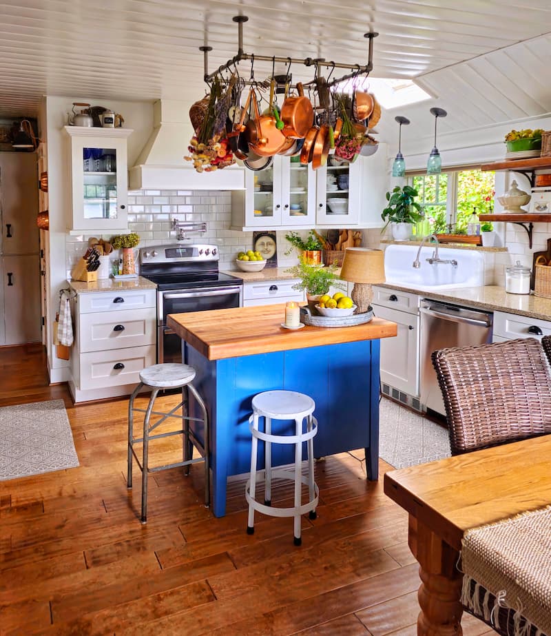 neutral fall decor ideas:  cottage style kitchen