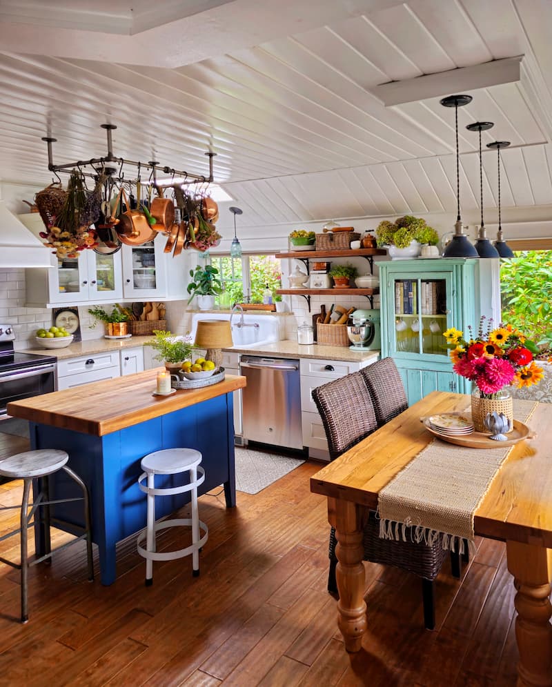 neutral fall decor ideas:  cottage style kitchen