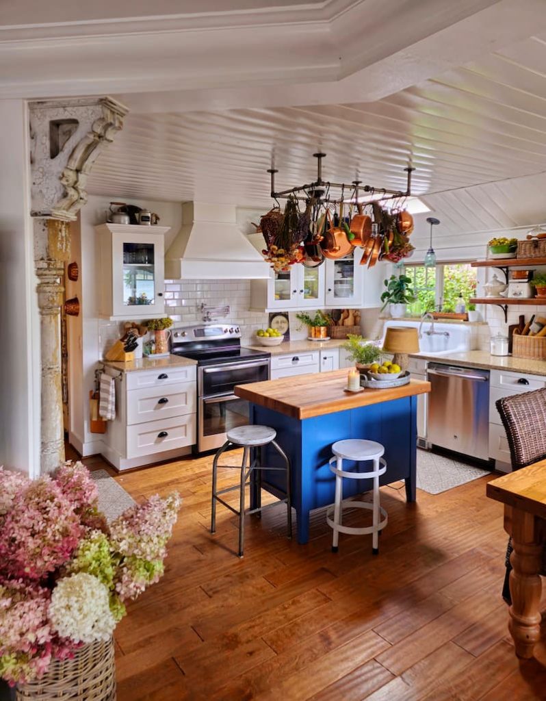 neutral fall decor ideas: cottage kitchen