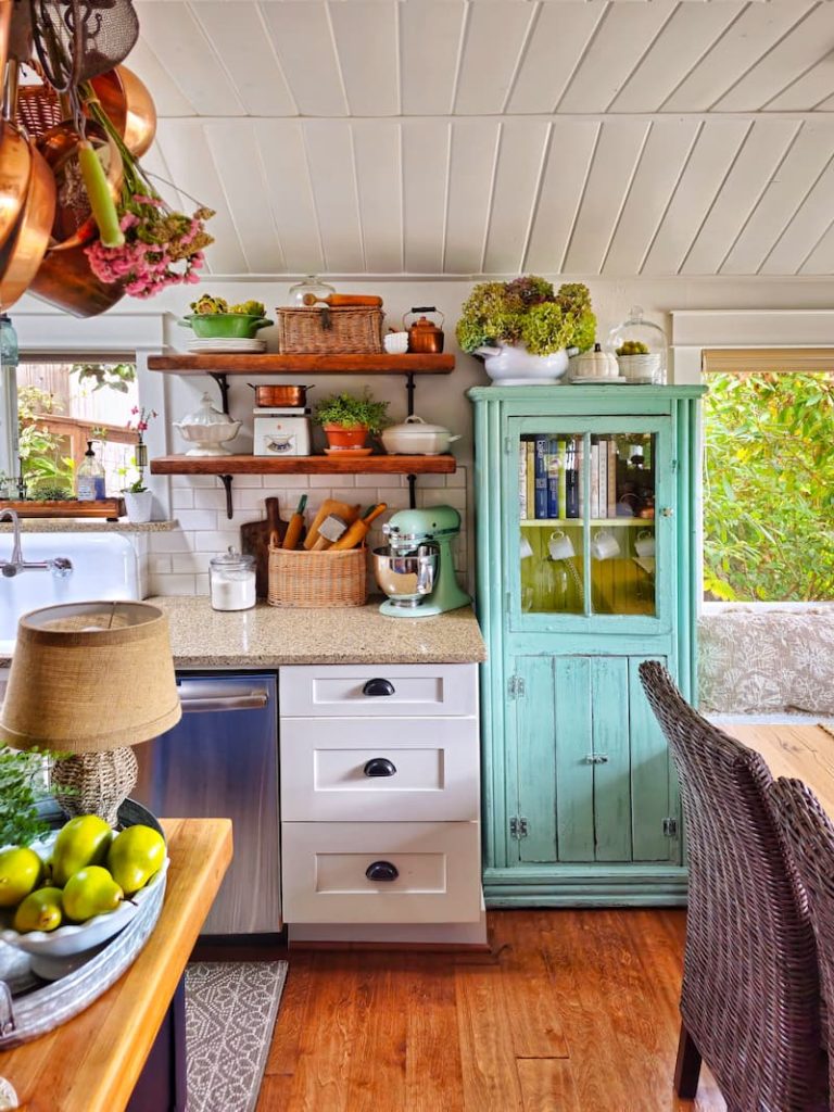Neutral fall decor ideas: cottage kitchen with open shelving
