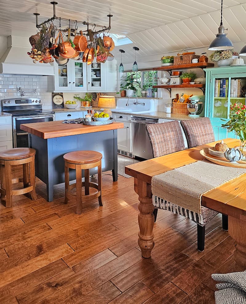 cottage kitchen with barstools and kitchen island