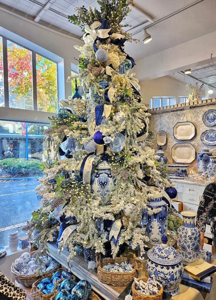 Christmas decor theme: blue and white Christmas tree theme