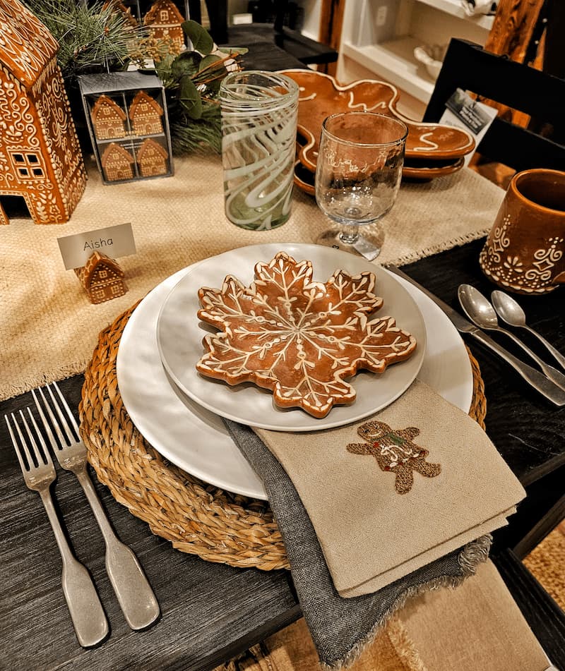 gingerbread plate and napkins