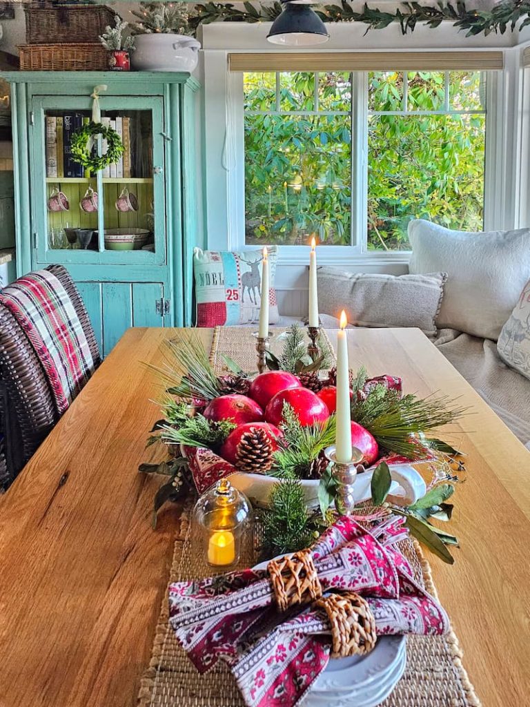 Mixing vintage and modern Christmas decor: dining table centerpiece