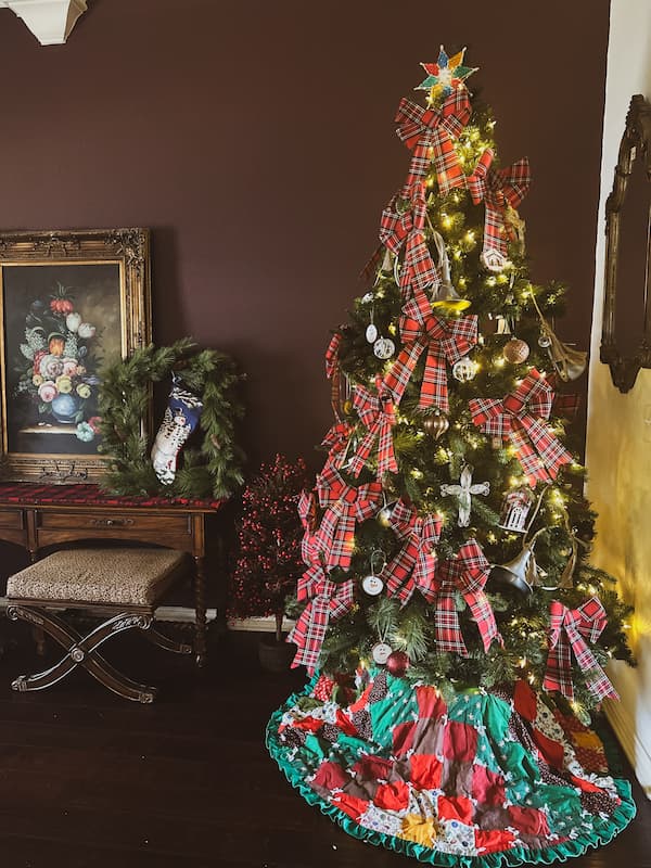 Christmas tree with plaid bows