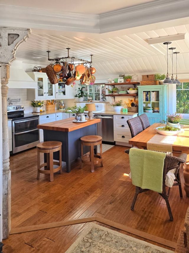 19 Ways to Create a Charming Cottage-Style Kitchen - Shiplap and Shells