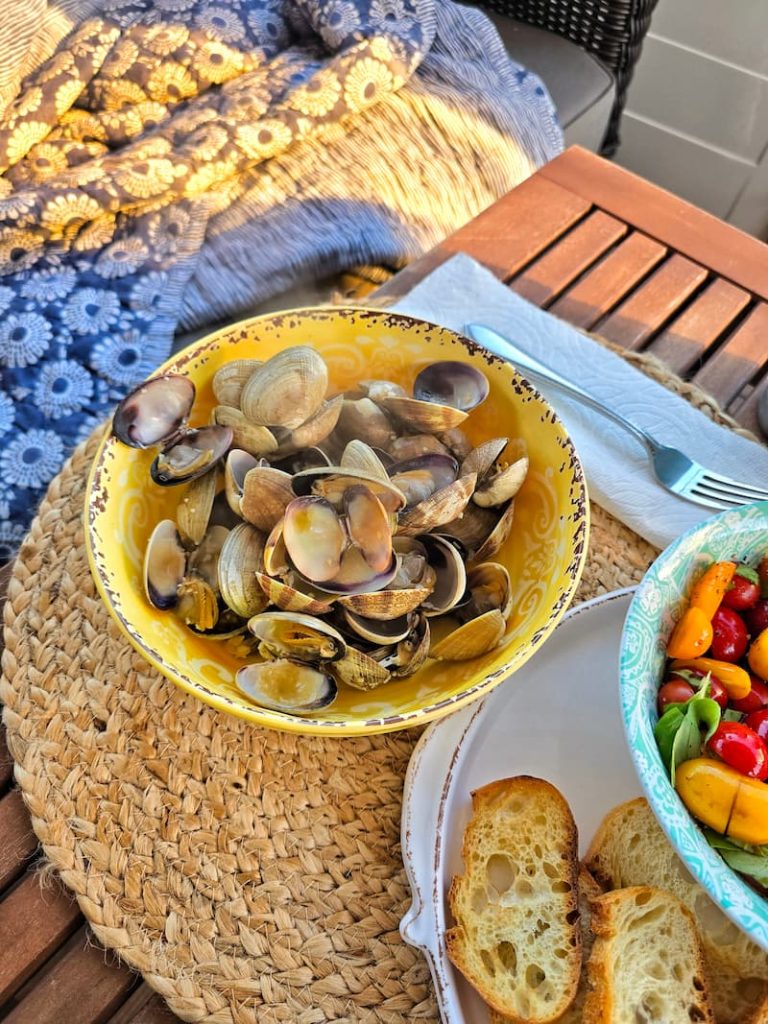 steamed clams, tomatoes and basil and bread for sinner