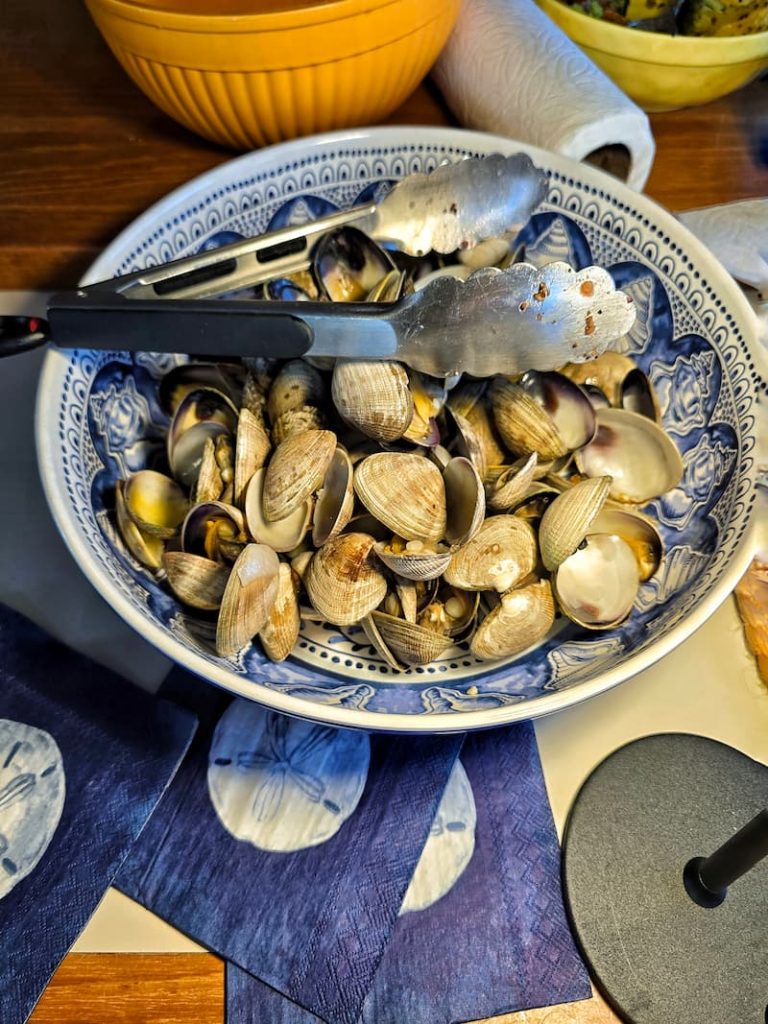 fresh cooked clams in a bowl