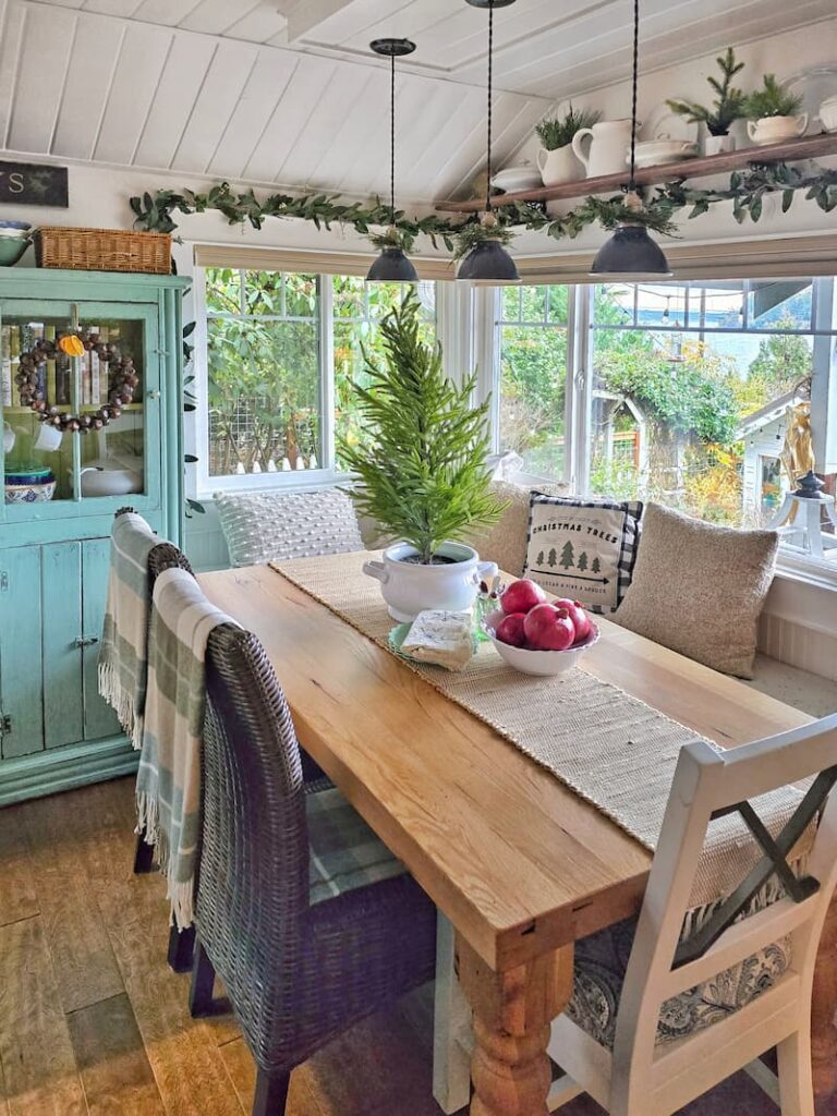 Embrace Christmas Charm with These Classic Decor Ideas: dining nook