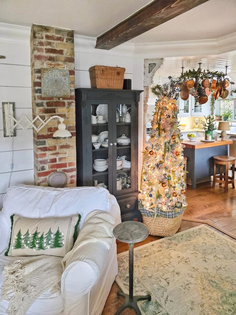 Embrace Christmas Charm with These Classic Decor Ideas: Christmas tree between kitchen and living room