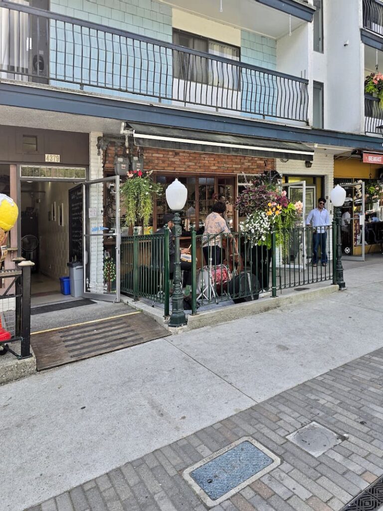 a jazz band playing at one of the restaurants in Deep Cove