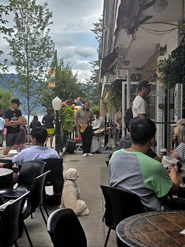 a jazz band playing at one of the restaurants in Deep Cove