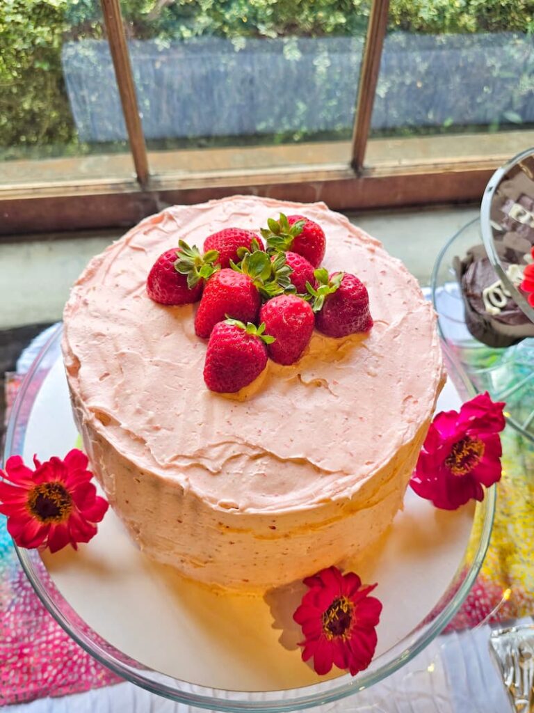 strawberry cake with flwoers