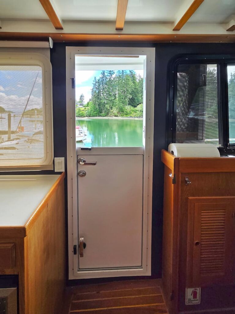 pilot house: interior boat tour with Dutch door